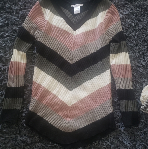 Sweaters - Picture 5 of 5